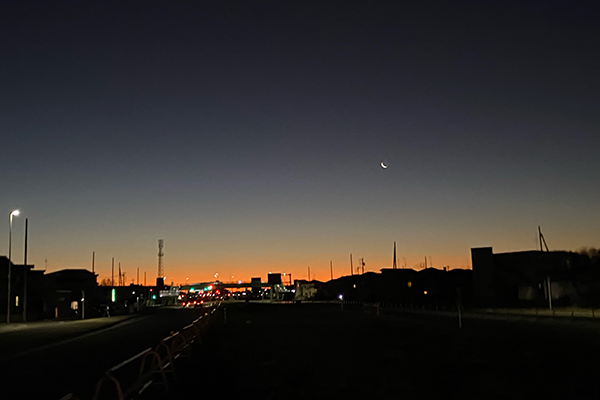 月が出ている早朝の真っ暗な道