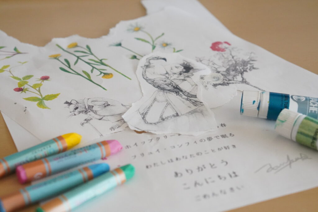 コラージュ素材やクレヨンが置いてある