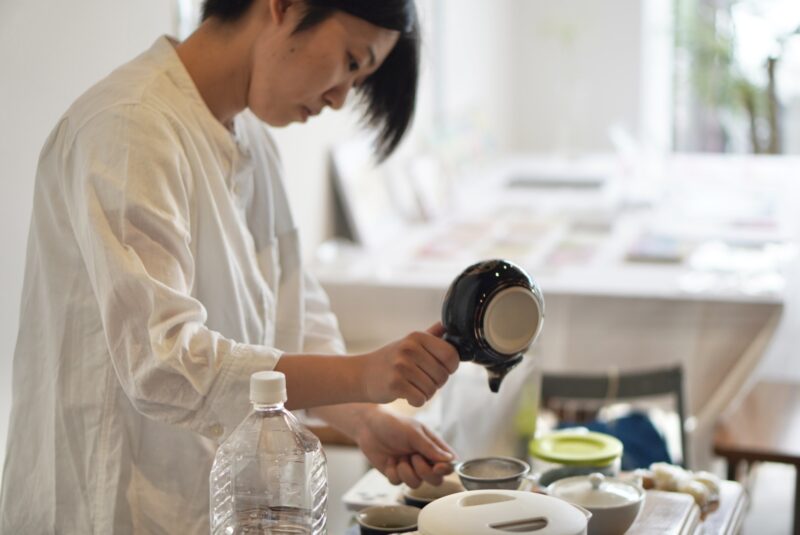 お茶を振る舞う様子