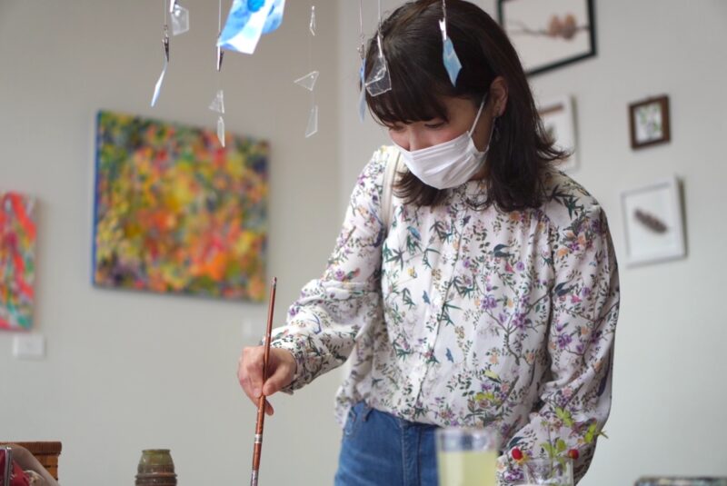 キャンバスにペイントする女性