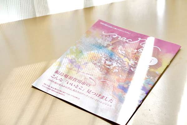 ZINE nacreがテーブルの上に置いてある