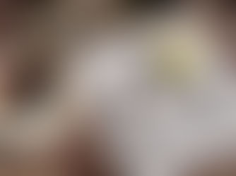 「飛」と書かれた色紙がテーブルの上に載っている