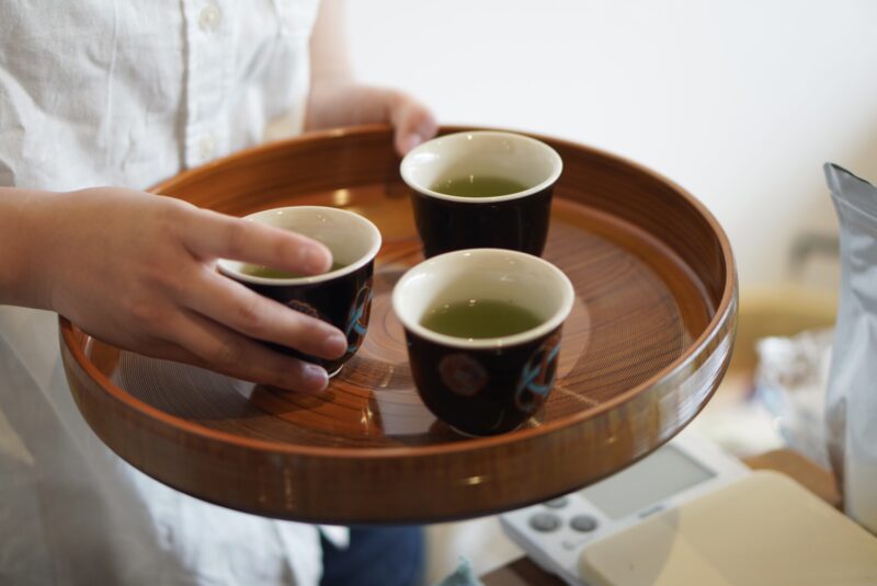 お茶を振る舞う様子