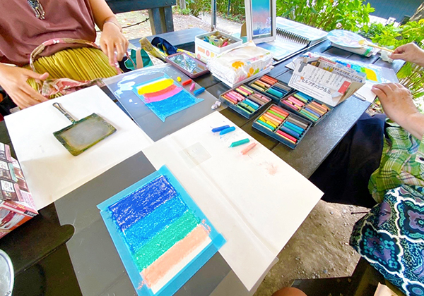 パステルがテーブルに並んでいる