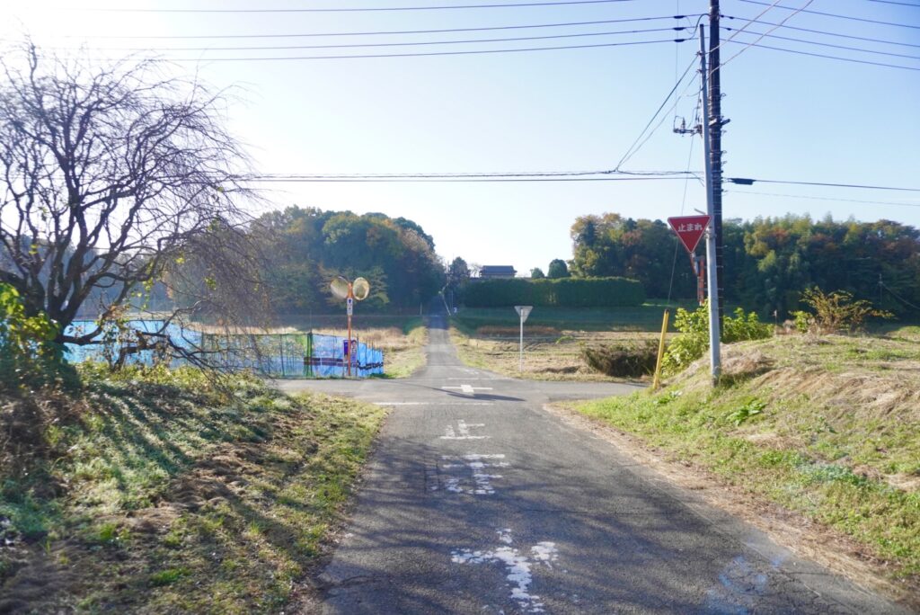 遠くまで続く長い坂道