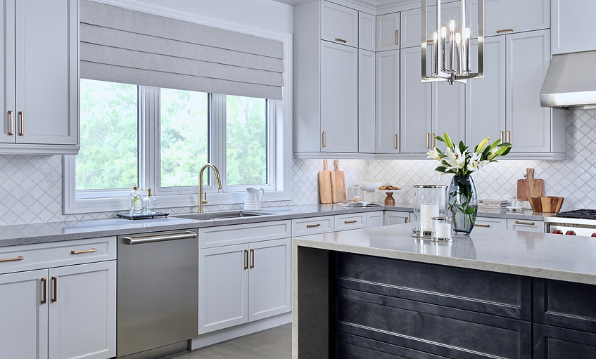Kitchen with offwhite and ebony contrast