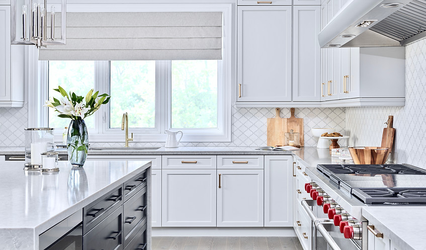 Kitchen with offwhite and ebony contrast