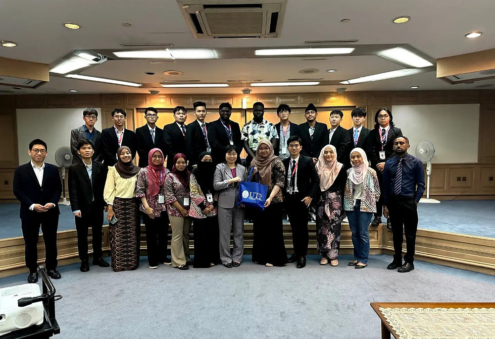 Souvenir Handover to Dato' Nur Izzah Wong Mee Choo