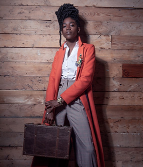 Women with briefcase - 960x1440.jpg