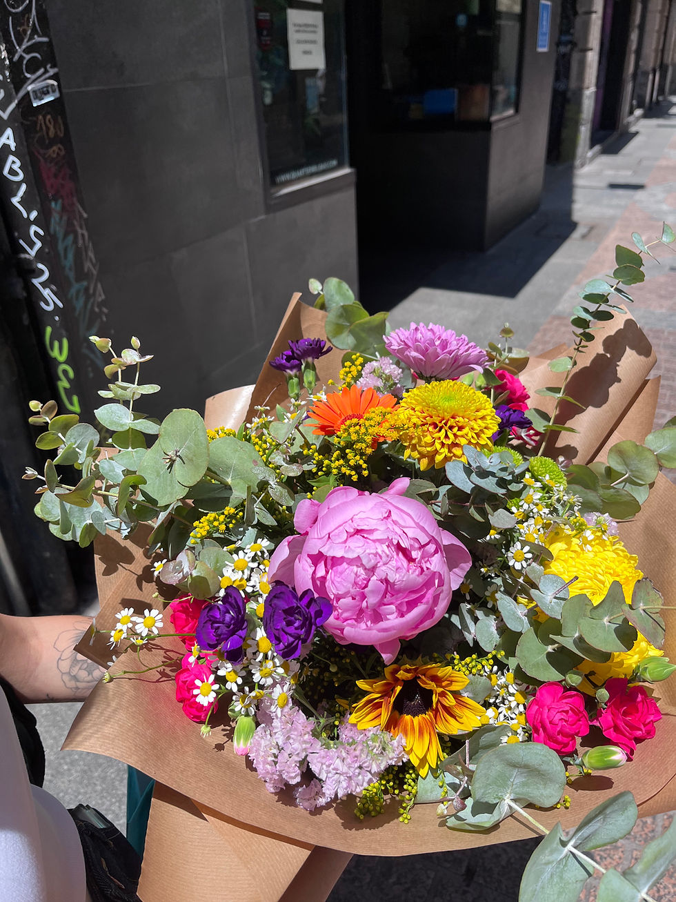 Plano detalle de un arreglo floral moderno con flores de temporada