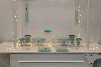 Tutte le sfumature del cielo in questo set pensato per i più piccoli ma molto apprezzato anche da chi ama questo colore. Con alzate in ceramica e contenitori in vetro, si presta ad un allestimento misto di dolci e confetti. Vengono fornite anche delle decorazioni aree pertanto si consiglia l’abbinamento alla Barra sopratavolo o, per la gioia dei più piccoli, al Carretto Bicio.  Per il gender reveal party perfetto combinalo con il set in rosa Cortesie Baby Pink.

ARTICOLI CHE COMPONGONO IL SET:
- 2 alzata azzurra in ceramica a d. 24,5 cm
- 2 piatto quadrato azzurro in ceramica cm 20,5 
- 2 vaso coppa azzurro in ceramica d. 15 cm
- 2 vaso coppa azzurro in ceramica d. 11 
- 2 coppa di vetro d. 19 cm h. 14 cm	
- 2 alzata stelo lungo alta d. 15 cm h. 28 cm	
- 2 alzata stelo lungo bassa d. 15 cm h. 20 cm	
- 3 vasetto da appendere azzurro	
