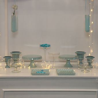 Tutte le sfumature del cielo in questo set pensato per i più piccoli ma molto apprezzato anche da chi ama questo colore. Con alzate in ceramica e contenitori in vetro, si presta ad un allestimento misto di dolci e confetti. Vengono fornite anche delle decorazioni aree pertanto si consiglia l’abbinamento alla Barra sopratavolo o, per la gioia dei più piccoli, al Carretto Bicio.  Per il gender reveal party perfetto combinalo con il set in rosa Cortesie Baby Pink.

ARTICOLI CHE COMPONGONO IL SET:
- 2 alzata azzurra in ceramica a d. 24,5 cm
- 2 piatto quadrato azzurro in ceramica cm 20,5 
- 2 vaso coppa azzurro in ceramica d. 15 cm
- 2 vaso coppa azzurro in ceramica d. 11 
- 2 coppa di vetro d. 19 cm h. 14 cm	
- 2 alzata stelo lungo alta d. 15 cm h. 28 cm	
- 2 alzata stelo lungo bassa d. 15 cm h. 20 cm	
- 3 vasetto da appendere azzurro	
