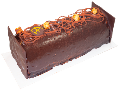 Une bûche de Noël chocolatée d’exception : un crémeux intense au chocolat, une chantilly au praliné noisettes du Piémont, et un glaçage pur cacao. Une alliance parfaite pour les amateurs de chocolat haut de gamme.