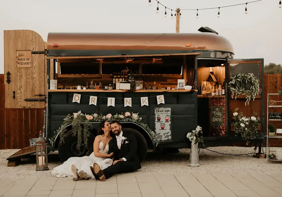 mobile_bar_wedding_couple.webp
