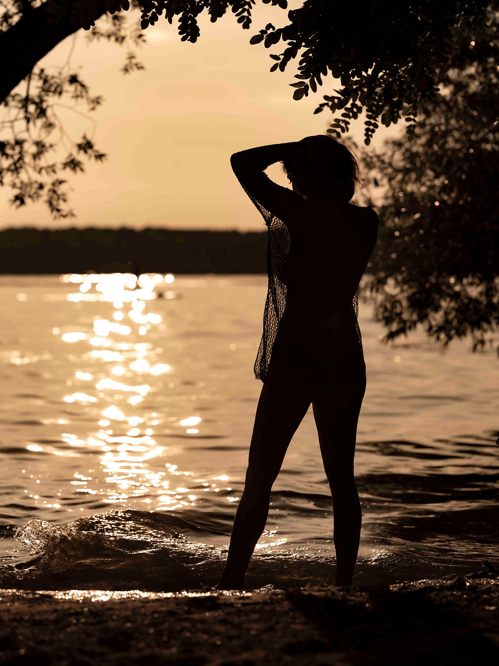 Woman's body figure at sunset at Berlin's lake