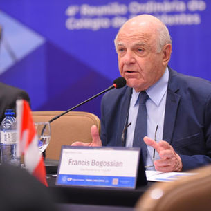 Engenheiros democratas e progressistas votam em Francis Bogossian