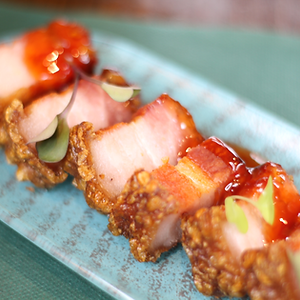 TORREZNO ARTESANO CRUJIENTE CON SALSA SWEET-CHILI