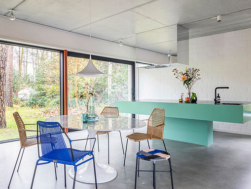 Deze maatwerk keuken vormt het hart van een architecturale woning, gefotografeerd met focus op kleur, materiaal en licht.