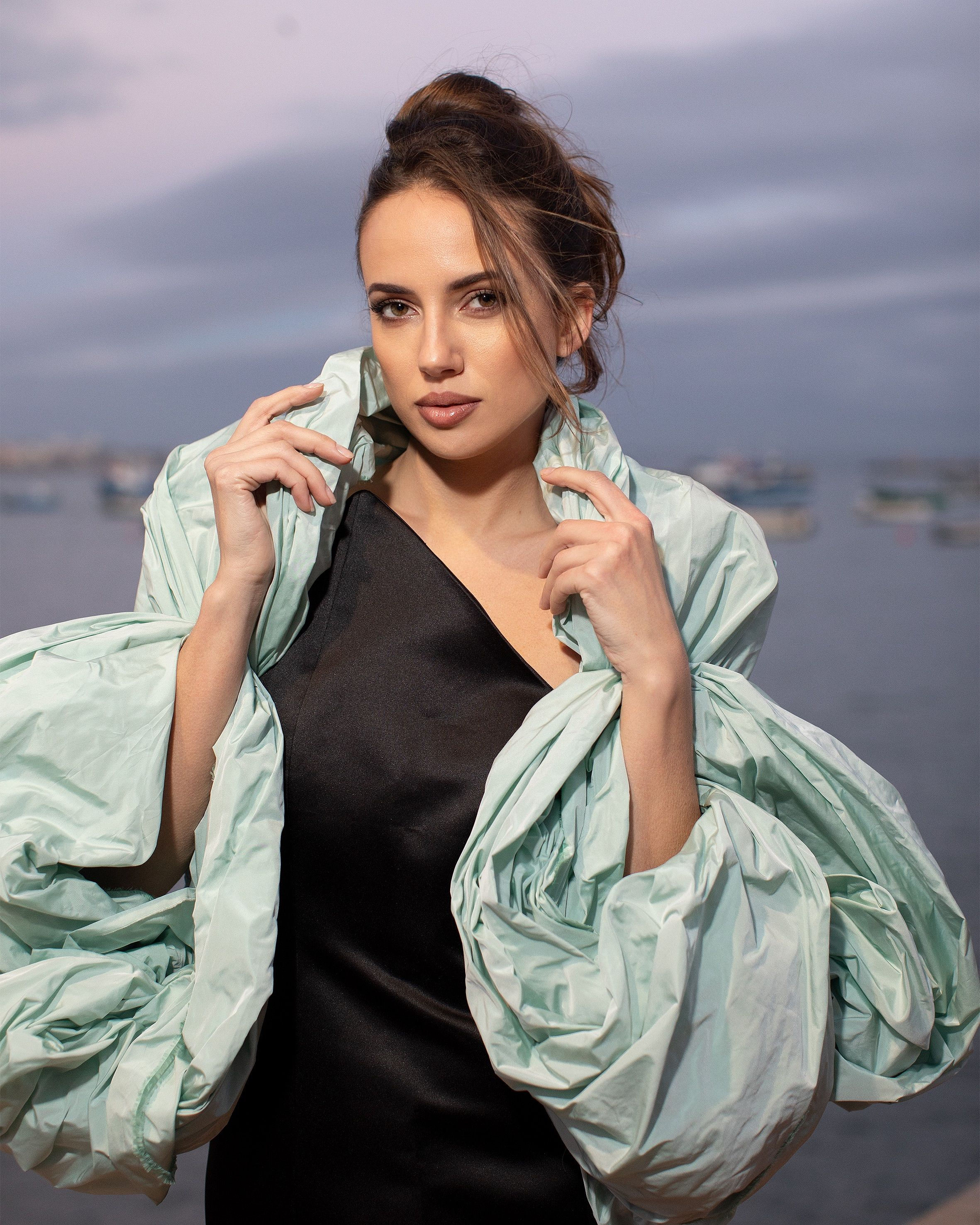 VESTIDO TOTAL BLACK E CAPA VERDE CAPRI