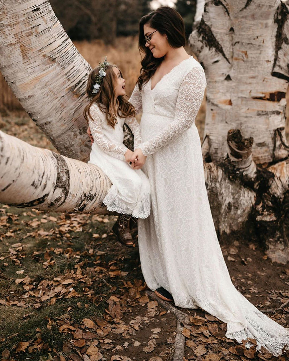 Миниатюра: Vestido corto de encaje color marfil con mangas largas para niñas de las flores