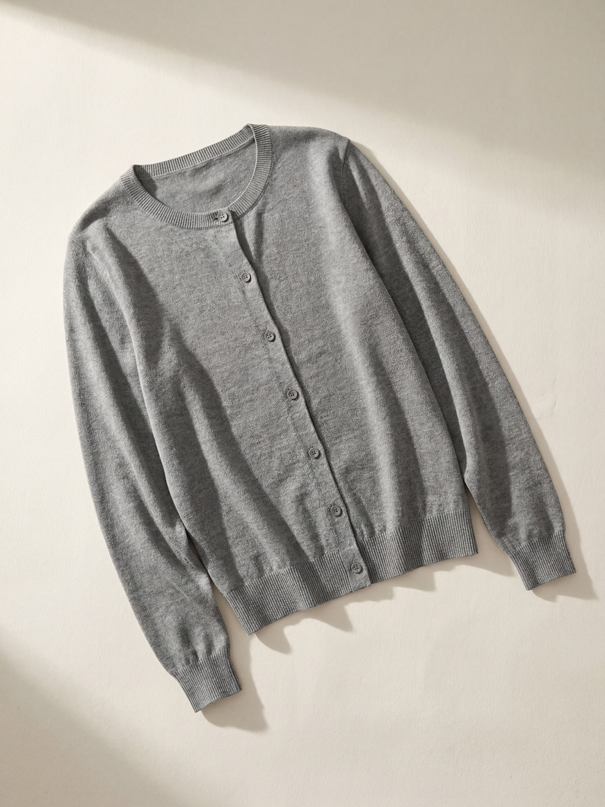 Women’s machine-washable wool cotton cardigan with round neck and long sleeves. Soft, breathable knit. Easy-care, fitted fit.