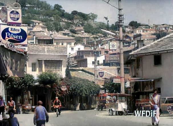Necati Simit'in üç tekerlekli çerez arabası Cumhuriyet Sineması'nın önünde. 1974