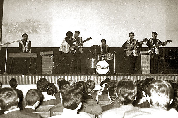Çılgınlar Orkestrası Kermes Sineması'nda bir konserde. 1970'lerin ilk yılları