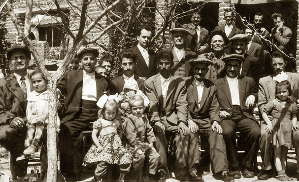 Fıstıkçı İzzet Aga (soldan ikinci), çocukları, torunları ve akrabalarıyla bir düğünde. 1958