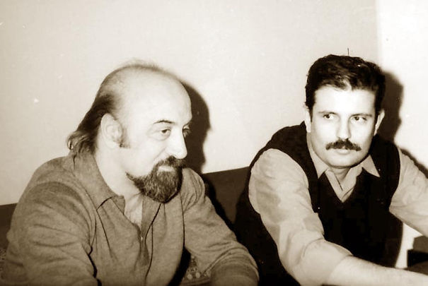 Profesör Fahrettin Petek (solda), Doğan Özgüden ile Paris'te. 1973