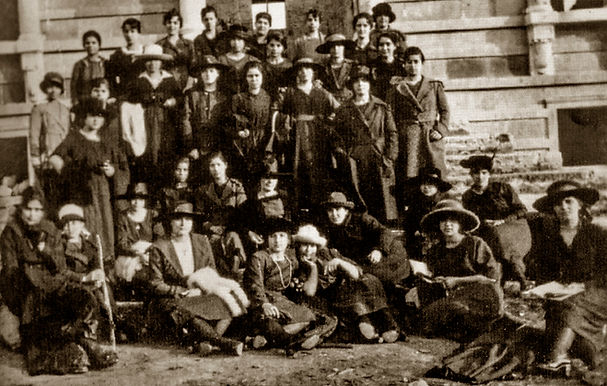 Bergamalı Rumlar'ın kurduğu 'Genç Hanımlar Birliği: Rönesans'. 1920. Fotoğraf: BERKSAV-Belleten/20