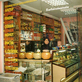 Nejat Simit'in, Böblingen Caddesi'ndeki kuru yemiş dükkanında eşi Gülsüm Simit. 2004