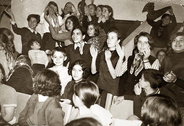 Kermes Sineması'nda Cem Karaca konserini izleyen gençler. 1970