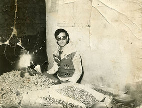 'Çerezci Yüksel' Simit, ailesinin seyyar kuruyemiş arabasında çalıştığı yıllarda.1977