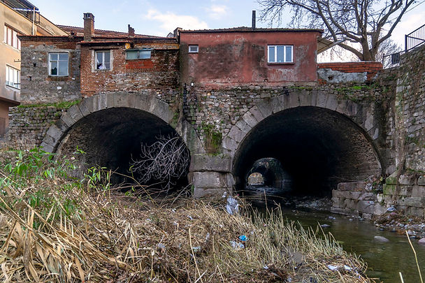 Hadrianus Tünelleri (Bodrum Köprüsü) ve üst kısmında bir bölümü görünen Bodrumüstü mevkii. Fotoğraf: Yücel Tunca-2021