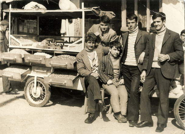 Necati Simit, dönemin yeni nesil kuruyemiş seyyar arabasının yanında (solda, oturan).