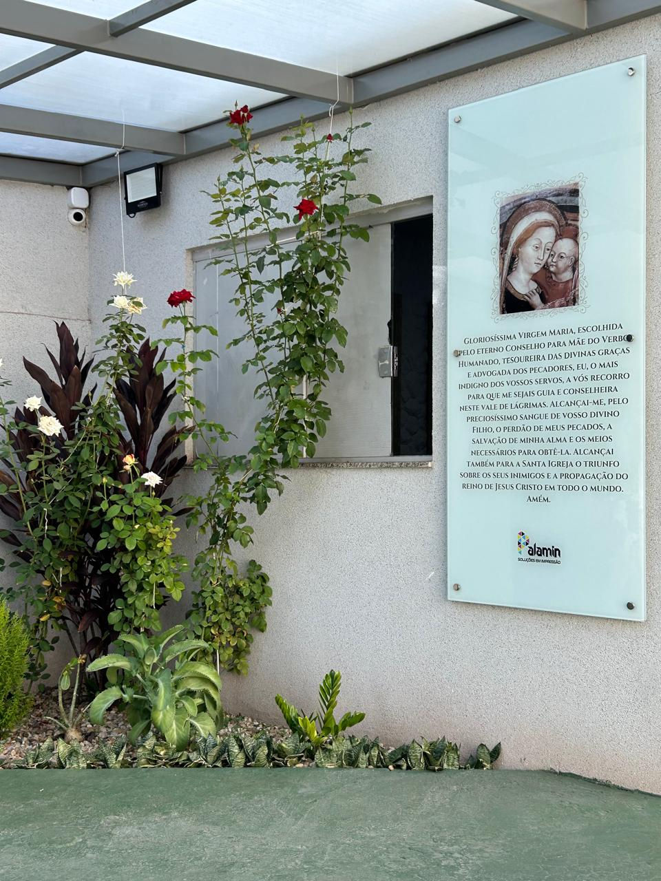 Jardim do Pátio de Entrada com o Quadro da Mãe do Bom Conselho.