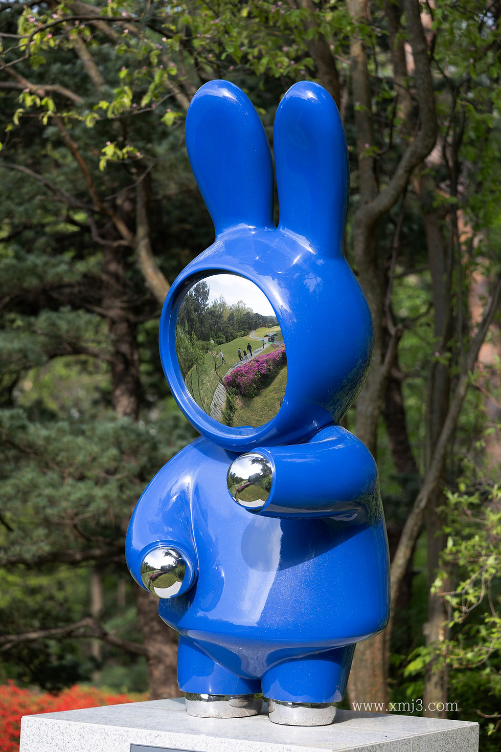 A seamless blend of modern fabrication and artistic vision. This full-body view showcases the elegant curves of the hand-forged stainless steel, finished with premium blue urethane and high-mirror polished details that capture the surrounding landscape.