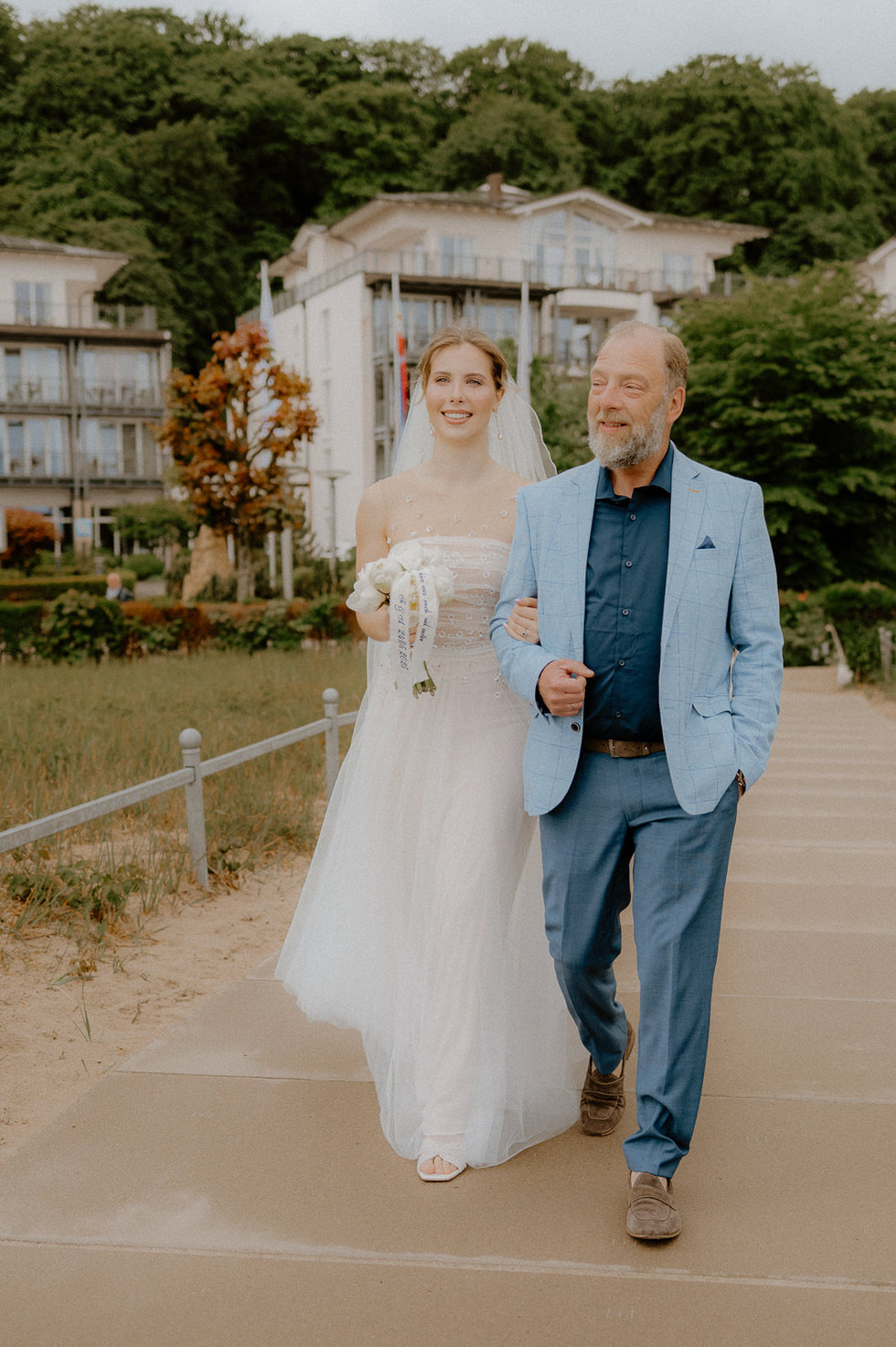 Standesamtliche Trauung in Binz : Braut schreitet freudestrahlend mit ihrem Papa zum zukünftigen Mann