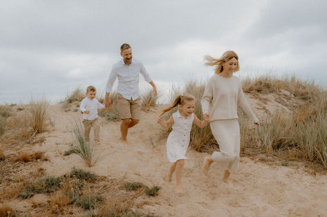 Familienshooting in Ummanz: Eltern rennen mit ihren Kindern auf Rügen durch die Dünen und haben Spaß. Monique ist Familienfotografin in Dreschvitz, Samtens und Rambin. 