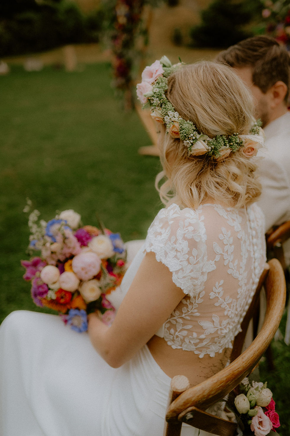 Freie Trauung vor dem Grand Hotel Heiligendamm : Braut im Zweiteiler mit Brautstrauß und Haarkranz aus echten Blumen.