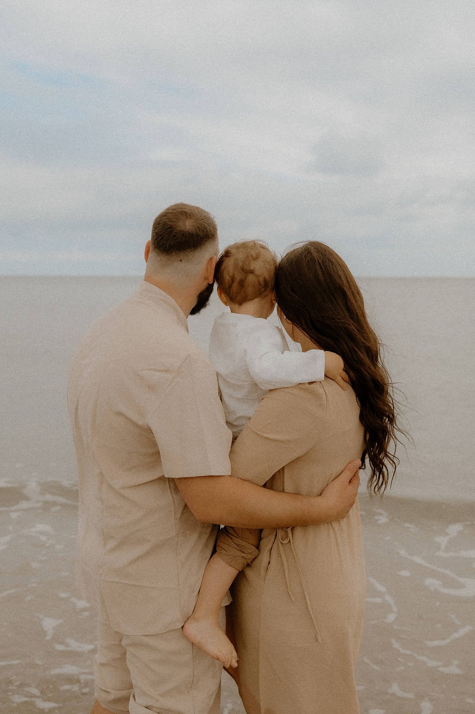 Blick auf die Weite der Ostsee während eines entspannten Shootings am Strand von Hohe Düne. Eure Fotografin für lebendige Familienfotos an der Ostsee in Warnemünde.