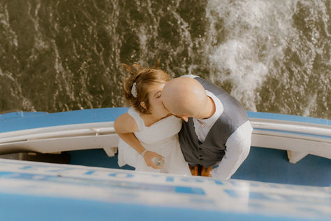 Heiraten auf einem Schiff nahe der Kreidefelsen. Monique begleitet euch als Hochzeitsfotografin in Sassnitz und Umgebung.