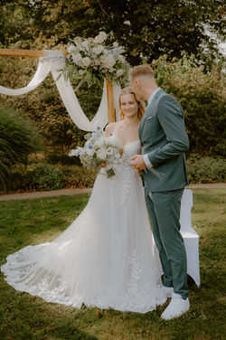 Freie Trauung am Kurhaus Inselssee in Güstrow. Braut und Bräutigam küssen sich zärtlich. Hochzeitsfotograf begleitet Ganztagesreportage in Güstrow. 