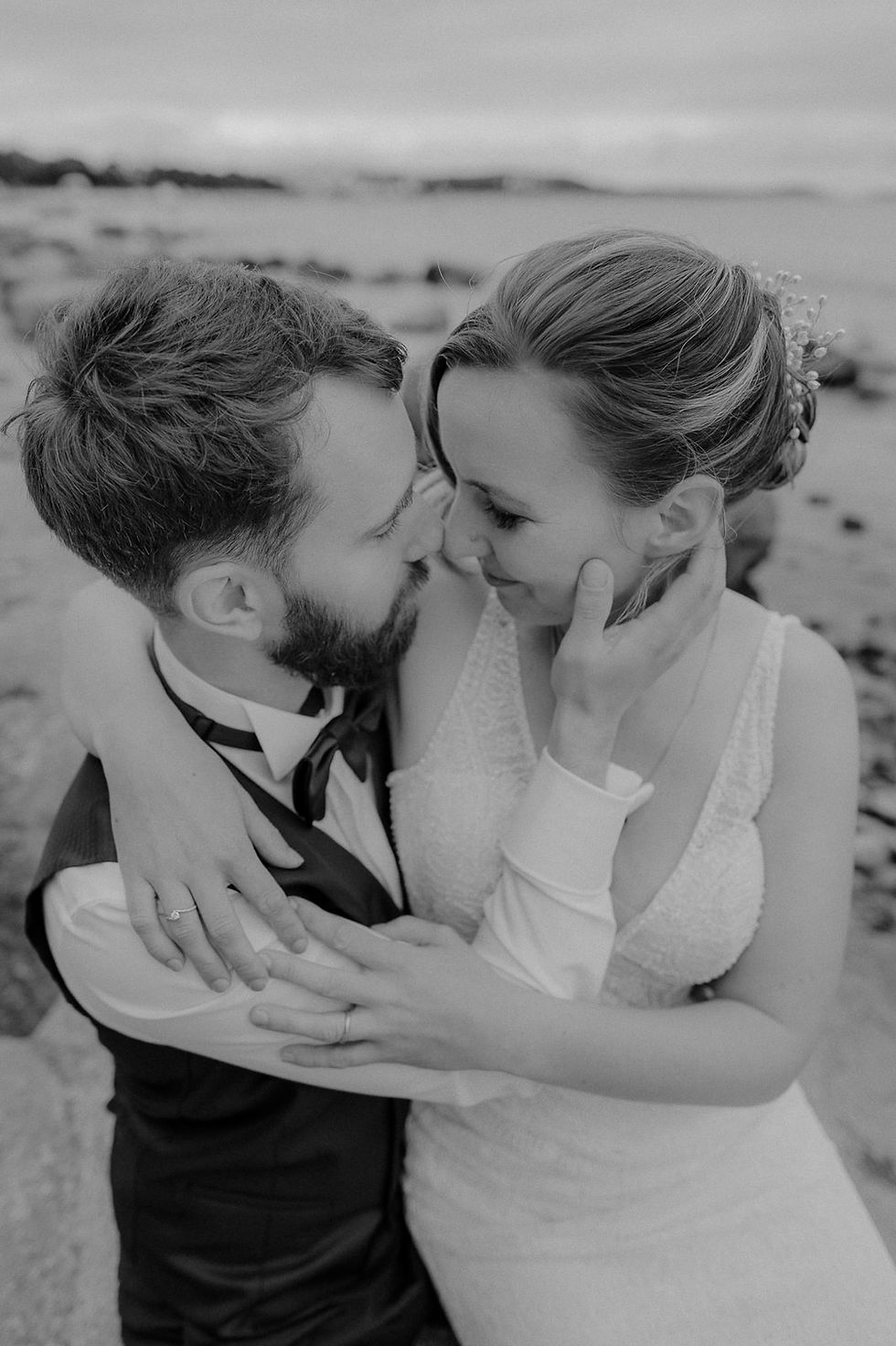 Hochzeitsfotograf Insel Poel: Pärchen kuschelt am Strand. Bewölktes Wetter.