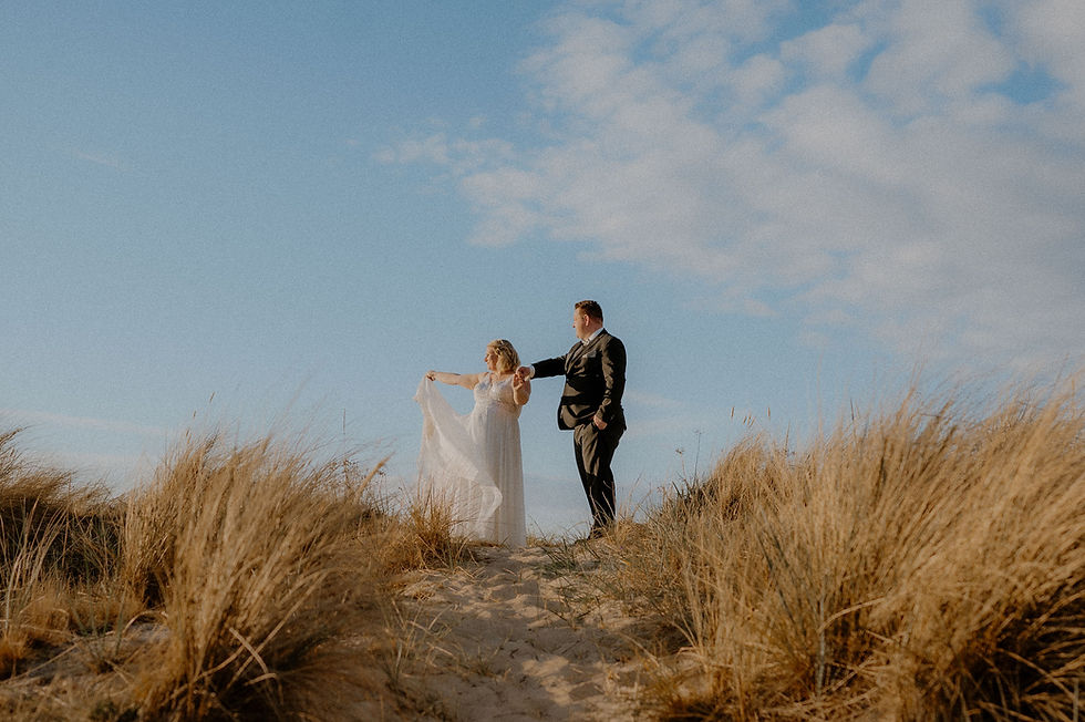Abendliches Paarshooting an der Ostsee in Fehmarn. Monique ist eure feinfühlige Hochzeitsfotografin in der Region. 