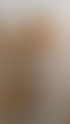 Familienshooting Güstrow : Mutter hält sanft ihr schlafendes Baby auf dem Arm.