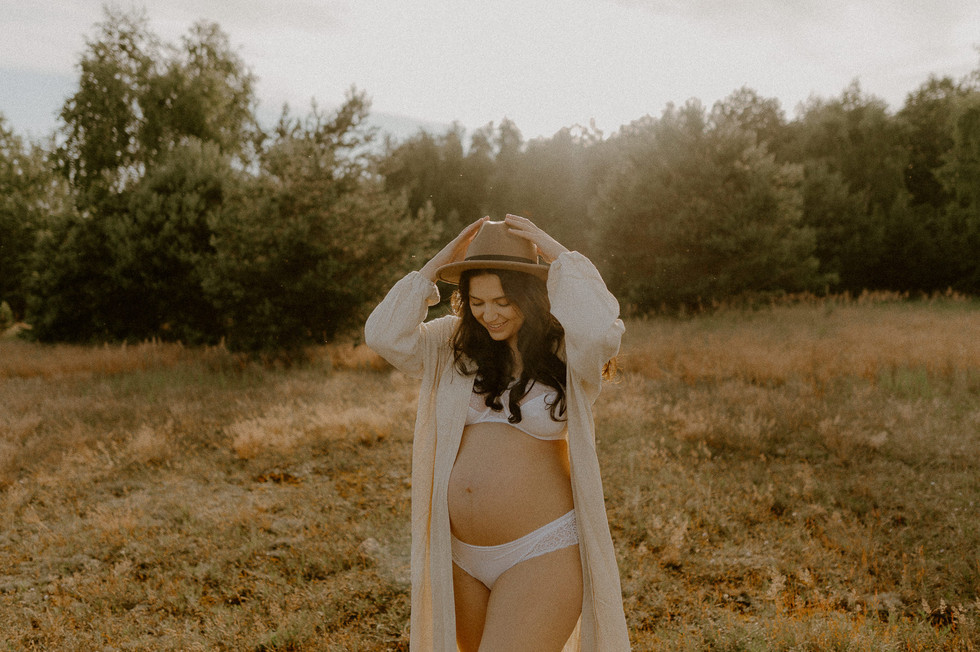 Stralsunder Babybauch Fotograf – Schwangerschafsshooting zum Wohlfühlen in Altenpleen – Babybauchfotografie am Wasser bei Stralsund – Fotograf für Schwangere in Stralsund – einmaliges Fotoshooting mit Babybauch nahe Rügen – Erinnerungen mit Babybauch in Stralsund