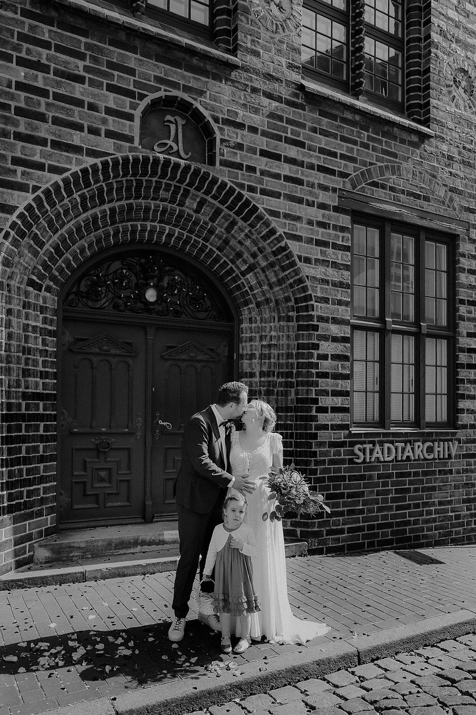 Heiraten im Standesamt Rostock – Hochzeitsfotograf begleitet Paar bei Trauung in Rostock – Trauung im Standesamt Rostock – natürliche Hochzeitsfotos Rostock – Fotograf für freie Trauung in Rostock und Umkreis 