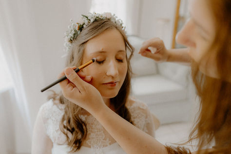Pärchen verbringt wertvolle Zeit während des Getting Ready in einem Hotel in Lübeck. Die Vorfreude auf das Ja-Wort liegt spürbar in der Luft. Monique fängt den Beginn eures Tages in Lübeck ein.
