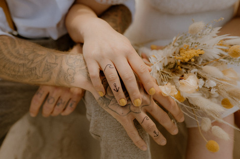 Pärchen lässt sich Hochzeit auf Rügen ihre Ringe tätowieren. Fotograf begleitet Hochzeit zu Zweit in Baabe, Binz, Sassnitz. 